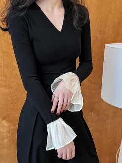 V-Neck Contrast Ruffle-Cuff Blouse Blouses & Shirts|Tops